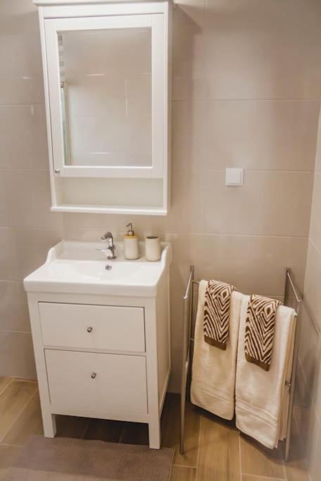 Lovely & Bright Renovated Apt. W/ Balcony In Lagos Exteriör bild
